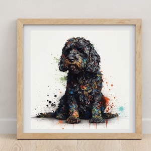 Peut inclure: Une impression d'art encadrée représentant une peinture à l'aquarelle d'un chien noir avec des éclaboussures de peinture colorées. Le chien est assis, avec une expression concentrée. L'œuvre est sur fond blanc.
