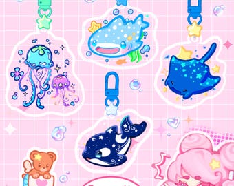 Chaveiro de animais marinhos com glitter: água-viva, tubarão-baleia, orca, arraia, pinguim. Chaveiro de resina epóxi.