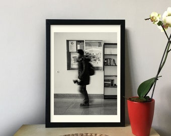 Schwarz-weiße Fotografie Stille und Bewegung eingefangen Original Kunstwerk Straßenfotografie druckbare Kunst Digitaldruck