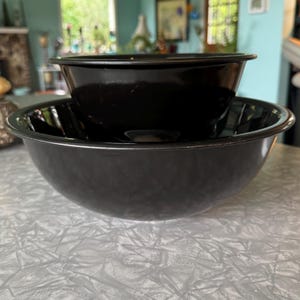 Set of 2 Pyrex #326 and #323 mixing bowl black clear bottom
