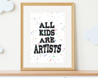 Op de afbeelding: Een ingelijst print met een witte achtergrond en kleurrijke verfspatten. De print bevat de tekst "ALL KIDS ARE ARTISTS" in zwarte vetgedrukte letters.