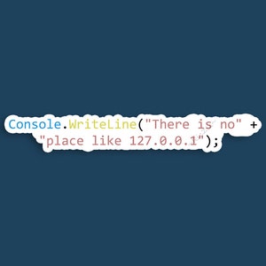 Op de afbeelding: Een code-snippet dat een regel code in C# laat zien die de tekst "There is no place like 127.0.0.1" naar de console print.