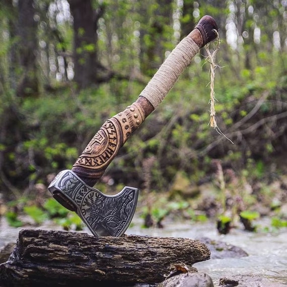 SHINY CRAFTS Hache runique Valhalla, tête de hache viking en acier au carbone, poignée gravée, hache de camp de loup, gaine et enveloppe en cuir