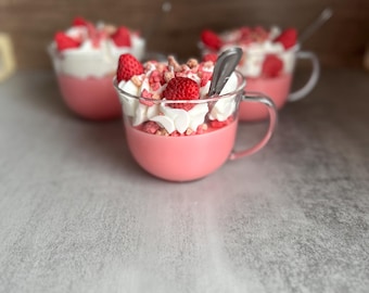 Taza Strawberry Crunch con cuchara y vela de soja