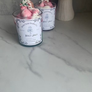 Vela de soja derramada à mão Holly Jolly 11 oz