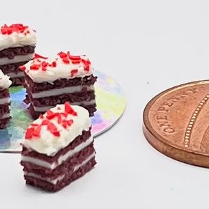 1/12 scale miniature dollhouse 4 individual red velvet cakes with vanilla frosting and decorated with red flakes
