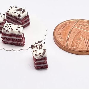 1/12 scale miniature dollhouse individual red velvet cakes with vanilla frosting and decorated with chocolate flakes x 4