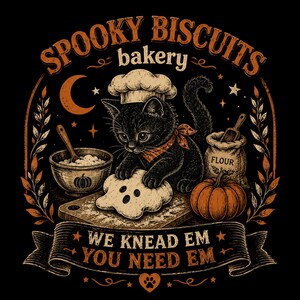 Pode incluir: Uma ilustração gráfica preta sobre fundo preto com um gatinho usando um chapéu de chef e bandana, amassando massa em forma de fantasma. O texto diz SPOOKY BISCUITS bakery e WE KNEAD EM YOU NEED EM, com uma tigela, saco de farinha e abóbora.