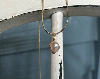 Cocoa pink blister pearl gold chain necklace