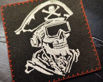 Cyber Pirate Skull Aufnäher: Gestickter Punk Patch zum Aufnähen