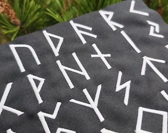 Futhark Runes Nordischer Aufnäher: Wikinger Amulett