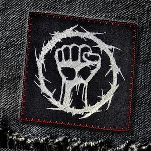 Toppa ricamata a forma di pugno: applicazione da cucire in stile punk di protesta