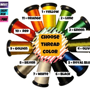 Puede incluir: Una carta de colores de carretes de hilo dispuestos en un c&iacute;rculo. Los carretes est&aacute;n etiquetados con n&uacute;meros y colores, incluyendo amarillo, lima, verde, oliva, azul real, negro, blanco, plata, dorado, rojo, naranja y violeta. El texto "Elija el color del hilo" est&aacute; en el centro del c&iacute;rculo.