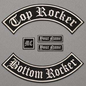 Könnte beinhalten: Ein Set aus schwarz-weißen gestickten Aufnähern. Das Set enthält zwei gebogene Aufnäher mit "Top Rocker" und "Bottom Rocker" in gotischer Schrift, zwei rechteckige Aufnäher mit "Your Name" und einen quadratischen Aufnäher mit "MC".