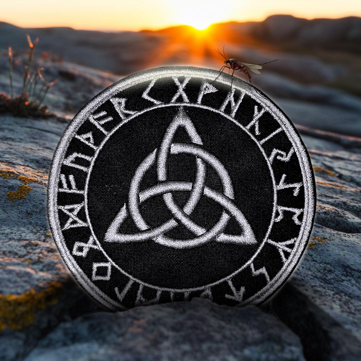 El símbolo de Valknut con runas vikingas bordadas Triángulos de poder