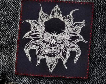 Geborduurde patch schedelbloem: gothic bloemenzonskelet
