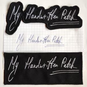 Könnte beinhalten: Drei schwarze Stoffpatches mit weißer Stickerei. Die Patches zeigen den Text "My Handwritten Patch" mit einer Linie unter dem Text.