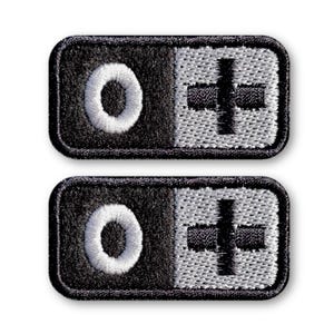 Toppa con gancio e passante ricamata (2 pezzi) con gruppo sanguigno 0+