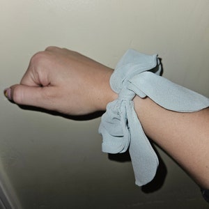 Belexy plain cyan scrunchie