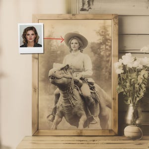 Ritratto personalizzato di cowgirl vittoriana che cavalca un dinosauro, arte vintage personalizzata, regalo divertente antico per gli amanti del fantasy