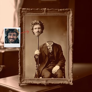 Könnte beinhalten: Sepiafarbene Abbildung eines Vintage-Porträts mit einem Mann, der seinen eigenen Kopf auf einem Stock hält. Ein modernes Foto des Gesichts des Mannes befindet sich in einem kleinen Rahmen in der Ecke. Das Porträt befindet sich in einem verzierten, rechteckigen Rahmen.