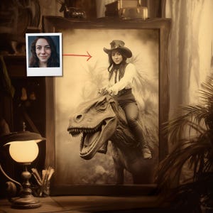 Ritratto personalizzato di cowgirl vittoriana che cavalca un dinosauro da foto, arte vintage personalizzata unica, regalo antico e divertente per gli amanti del fantasy