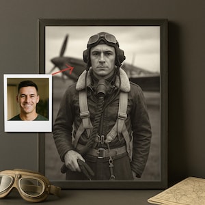 Puede incluir: Retrato en sepia enmarcado de un piloto con chaqueta de cuero, gafas y máscara de oxígeno, con un avión antiguo de fondo. Una pequeña foto de un hombre sonriente está en la esquina. La imagen está en un marco negro.