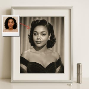 Ritratto vintage anni '40 personalizzato dalla tua foto, look glamour senza tempo con morbidi riccioli e abito in raso, arte murale retrò in bianco e nero