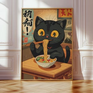 Könnte beinhalten: Ein gerahmter Druck mit einer Cartoon-Katze, die Ramen-Nudeln isst. Die Katze hat große gelbe Augen und hält Essstäbchen. Das Bild enthält japanischen Text und befindet sich auf einem Holztisch mit einer Schüssel Ramen. Der Hintergrund ist warm und vintage.