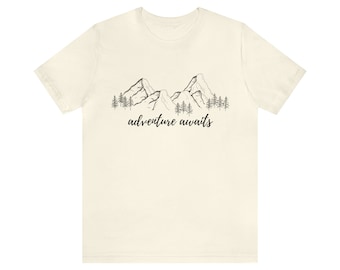 Adventure Awaits Mountain Adventurer Shirt für Wanderer, Freigeister, Digitale Nomaden, Fernweh, Reisen, Reisende, Wanderer, Camper