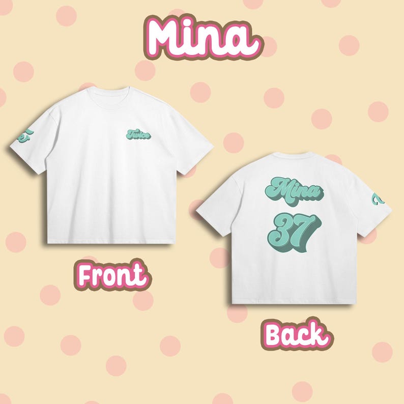 K&ouml;nnte beinhalten: Wei&szlig;es T-Shirt mit "Mina 37" in T&uuml;rkis auf der R&uuml;ckseite und "Mina" in T&uuml;rkis auf der Vorderseite.
