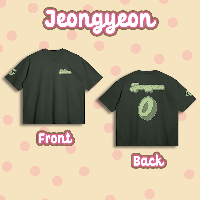 K&ouml;nnte beinhalten: Ein dunkelgr&uuml;nes T-Shirt mit dem Wort "Twice" auf der Vorderseite und dem Text "Jeongyeon 0" auf der R&uuml;ckseite. Der Text ist in einer gr&uuml;n-wei&szlig;en Retro-Schrift.