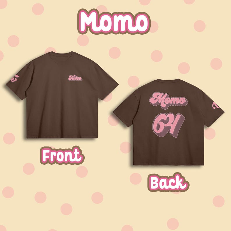 K&ouml;nnte beinhalten: Ein braunes T-Shirt mit rosa Schrift auf Vorder- und R&uuml;ckseite. Die Vorderseite zeigt "Twice" und die R&uuml;ckseite "Momo 62".