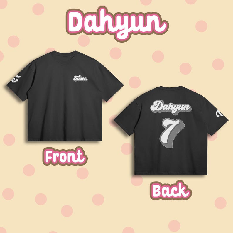 K&ouml;nnte beinhalten: Schwarzes T-Shirt mit "Twice" auf der Vorderseite und "Dahyun 7" auf der R&uuml;ckseite in einer Retro-Schriftart.