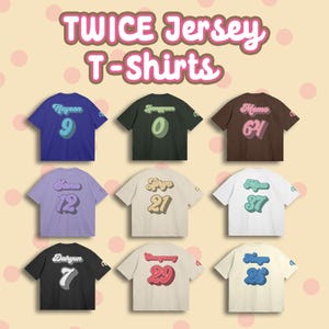 K&ouml;nnte beinhalten: Neun T-Shirts mit den Namen und Nummern der Mitglieder der K-Pop-Gruppe TWICE auf der R&uuml;ckseite. Die Shirts sind in verschiedenen Farben, darunter Lila, Blau, Braun, Schwarz, Wei&szlig; und Gr&uuml;n.