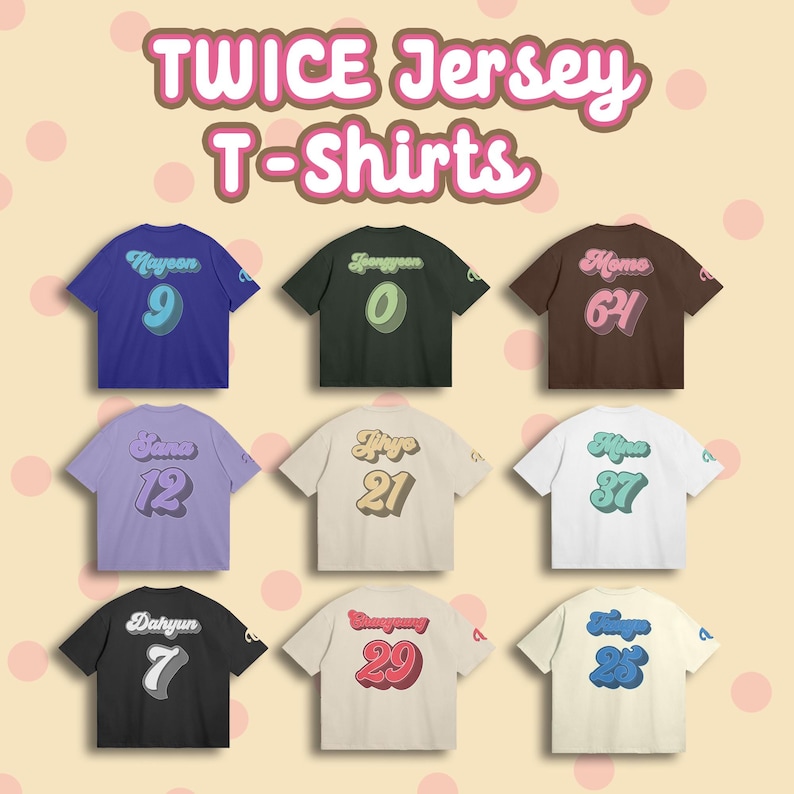 K&ouml;nnte beinhalten: Neun T-Shirts mit den Namen und Nummern der Mitglieder der K-Pop-Gruppe TWICE auf der R&uuml;ckseite. Die Shirts sind in verschiedenen Farben, darunter Lila, Blau, Braun, Schwarz, Wei&szlig; und Gr&uuml;n.