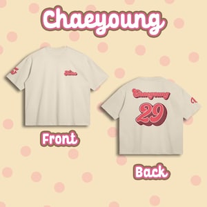 K&ouml;nnte beinhalten: Ein beiges T-Shirt mit einem pinkfarbenen Aufdruck auf der Vorderseite, der "Chaeyoung" sagt, und einem pinkfarbenen Aufdruck auf der R&uuml;ckseite, der "Chaeyoung 29" sagt.