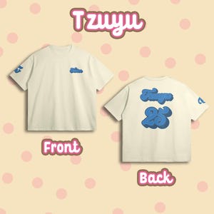 K&ouml;nnte beinhalten: Ein wei&szlig;es T-Shirt mit blauem Text auf der R&uuml;ckseite, der "Tzuyu 25" lautet. Die Vorderseite des Shirts hat ein kleines blaues Design auf der rechten Seite.