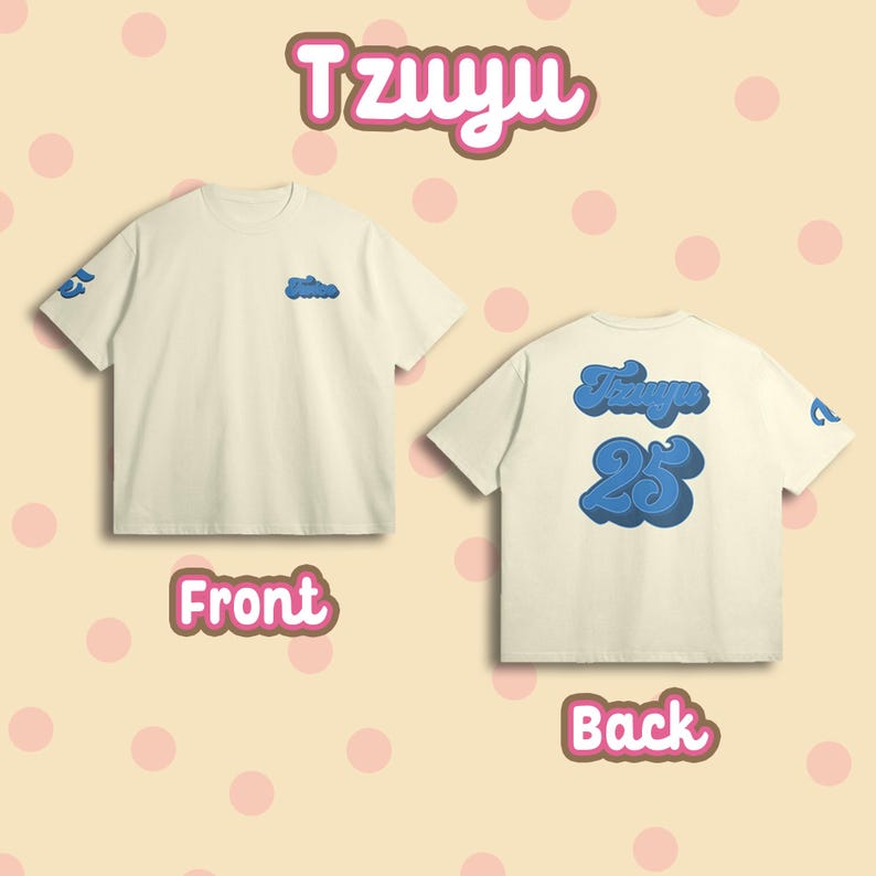 K&ouml;nnte beinhalten: Ein wei&szlig;es T-Shirt mit blauem Text auf der R&uuml;ckseite, der "Tzuyu 25" lautet. Die Vorderseite des Shirts hat ein kleines blaues Design auf der rechten Seite.