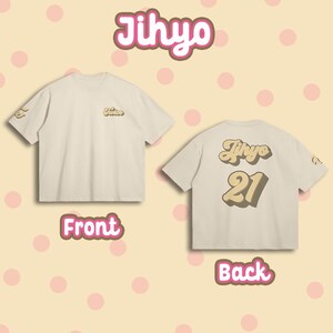 K&ouml;nnte beinhalten: Ein wei&szlig;es T-Shirt mit einer braunen Grafik des Wortes "Twice" auf der Vorderseite und einer braunen Grafik des Wortes "Jihyo 21" auf der R&uuml;ckseite.