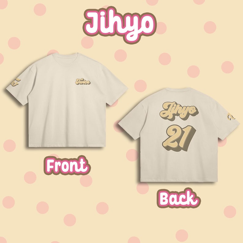 K&ouml;nnte beinhalten: Ein wei&szlig;es T-Shirt mit einer braunen Grafik des Wortes "Twice" auf der Vorderseite und einer braunen Grafik des Wortes "Jihyo 21" auf der R&uuml;ckseite.