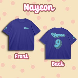 K&ouml;nnte beinhalten: Ein lila T-Shirt mit dem Wort "Twice" auf der Vorderseite und dem Wort "Nayeon" und der Zahl "9" auf der R&uuml;ckseite.