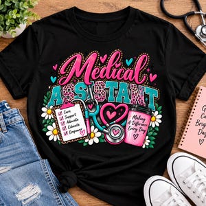Puede incluir: Una camiseta negra con un gráfico que muestra el texto Medical Assistant en estampado de leopardo rosa y turquesa. El diseño incluye un portapapeles con una lista, un estetoscopio, una taza de café rosa con texto y margaritas blancas.