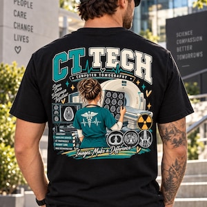 Könnte beinhalten: Ein schwarzes T-Shirt mit einem Grafikdruck auf der Rückseite, der die Texte CT TECH, COMPUTED TOMOGRAPHY und Images Make a Difference enthält. Das Motiv zeigt eine medizinische Fachkraft, einen CT-Scanner und medizinische Monitore.