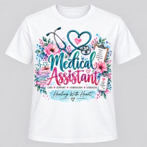 Puede incluir: Una camiseta blanca con un gráfico colorido que muestra un estetoscopio en forma de corazón, detalles florales y el texto Medical Assistant. Incluye un portapapeles con texto, una insignia y palabras como Advocate, Educate, Support y Empower.