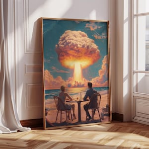 Könnte beinhalten: Ein Gemälde, das ein Paar zeigt, das an einem Tisch am Strand sitzt, mit einer großen Pilzwolke im Hintergrund. Das Paar ist dem Betrachter abgewandt, und die Pilzwolke ist in leuchtenden Orange- und Gelbtönen gehalten.
