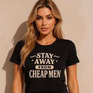 Halte dich fern von billigen Männer T-Shirt; Lustiges freches Zitat T-Shirt für Frauen, Empowerment Shirt, Dating Humor Grafik Tee, weiß, Ihren Wert Shirt
