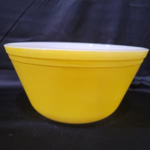 Bright, sunshine lemon yellow mixing bowl Federal 2 quart qt Pyrex like