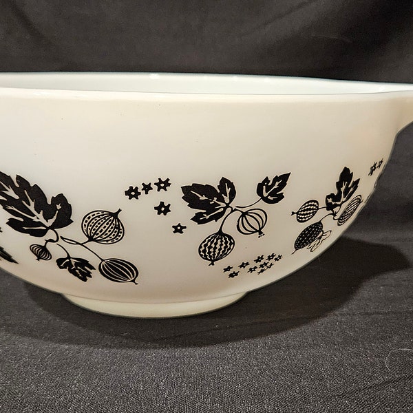 Black and white pyrex gooseberry 443 Cinderella mixing bowl