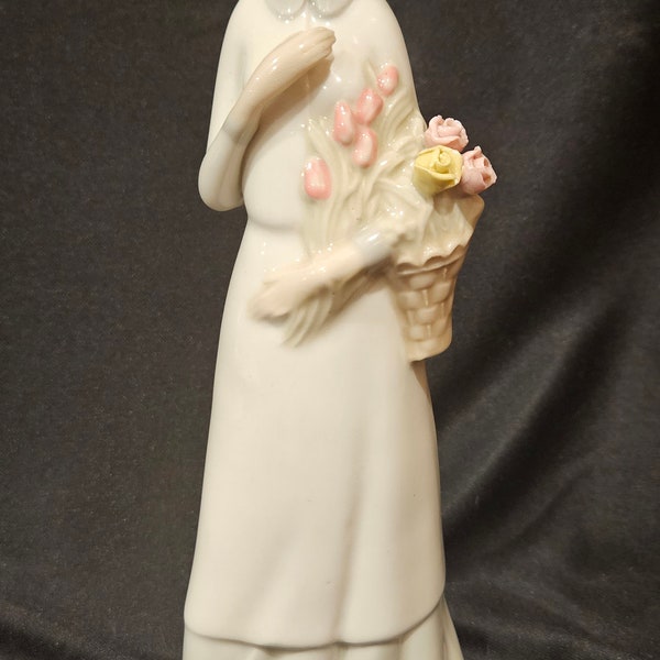 Flower girl with basket porcelain figurine Made in Spain Villamarchante handpainted Valencia Porceval